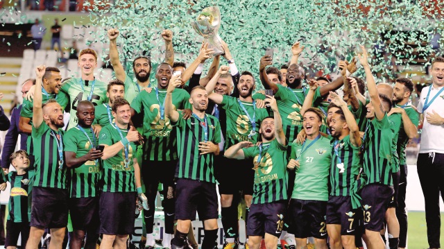 Manisa ekibi, ilk Süper Kupa Finali’nde ilk kupasını aldı.