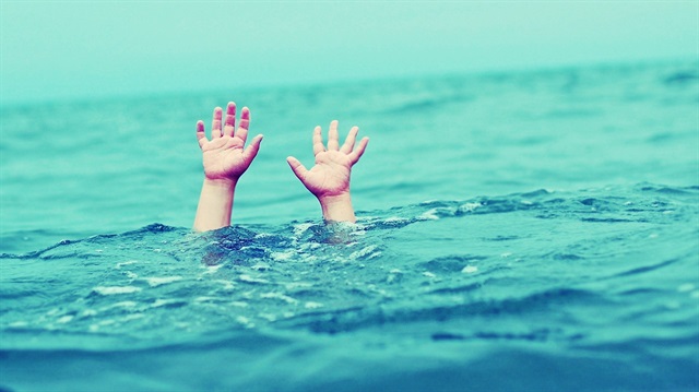 Deniz içerisinde elini kaldıran birini gördüğünüzde bu kişinin yardıma ihtiyacı olduğunu bilin.  Kişiyi sakin olması konusunda uyararak derhal cankurtaran çağırın.