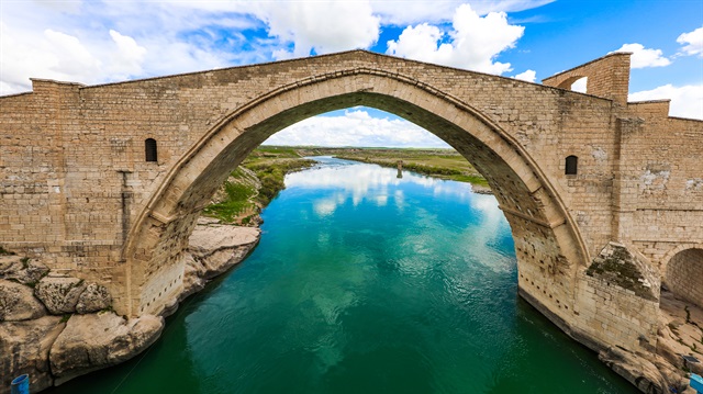 Diyarbakır'ın Silvan ilçesinde yer alan Malabadi Köprüsü, dünyanın en uzun taş kemerine sahip köprüsü olarak ​UNESCO'nun Dünya Kültür Mirası Geçici Listesi'nde bulunuyor.