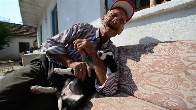 'Garip dayı' olarak bilinen Esat Tunç, sokakta bulduğu köpeğe evladı gibi bakıyor.