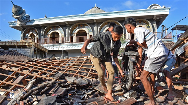 Endonezya 7,0 şiddetinde depremle sarsıldı