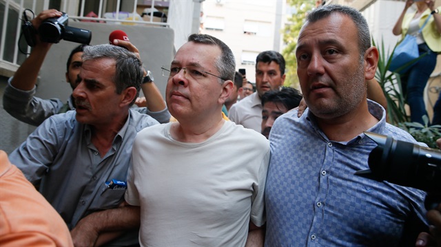Brunson, ev hapsi kararıyla cezaevinden çıkarılmış ve İzmir'de konakladığı eve polislerce getirilmişti. 