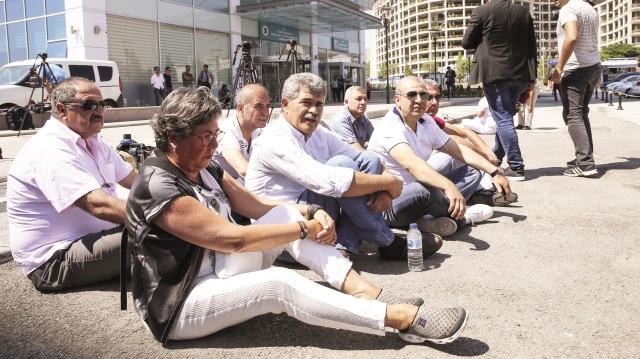Genel Merkez’e tepki gösteren delegeler dün CHP önünde açlık grevine başladı.