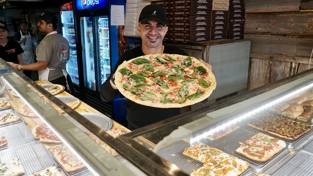 New York'taki 7 farklı pizza dükkanına sahip olan Hakkı Akdeniz, dükkanında artan yiyecekleri çöpe atmak yerine evsizlerle paylaşıyor.