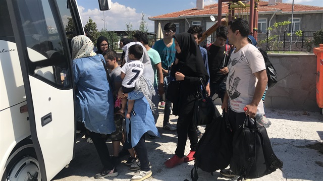 Göçmenler, işlemlerinin ardından Edirne Göç İdaresi Müdürlüğüne gönderildi.