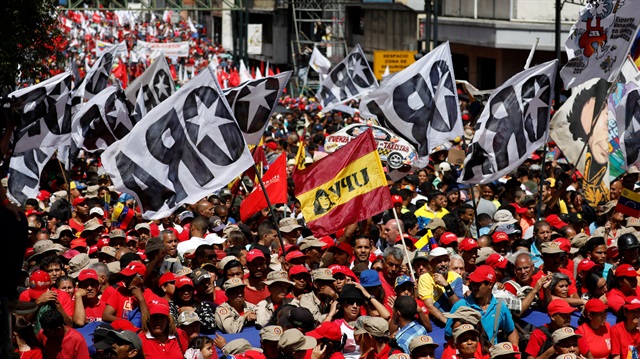 Maduro başkanlığındaki Komünist Partinin rengi olan kırmızı giyen binlerce Venezuelalı, ülkenin suikast girişiminden sonra bir arada durduğunu göstermek için başkent Caracas'ta yürüdü. 