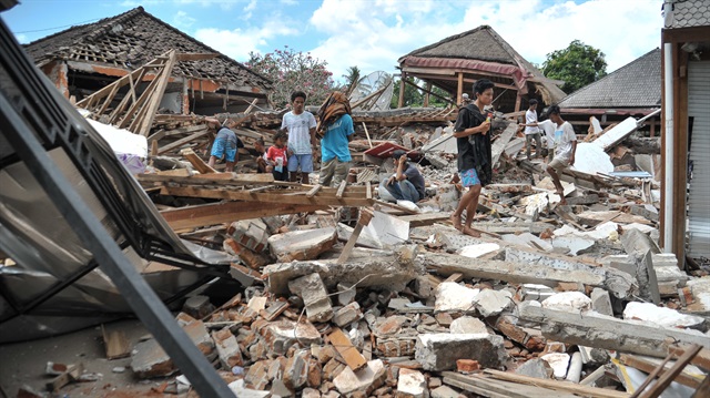 7 büyüklüğündeki depremin vurduğu Endonezya'da hayatını kaybedenlerin sayısı artıyor.