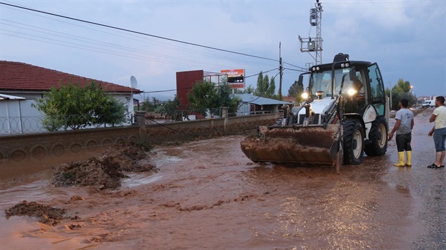 Afyonkarahisar’da ev ve iş yerlerini su bastı