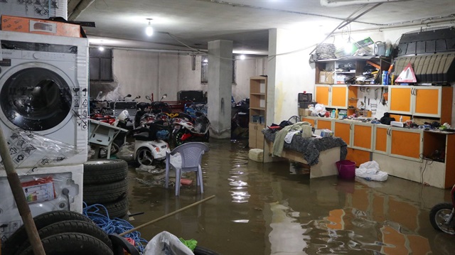 Afyonkarahisar Da Ev Ve Is Yerlerini Su Basti