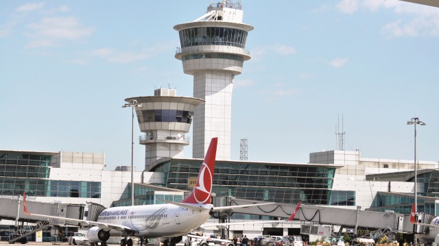 ​İstanbul Atatürk Havalimanı’na inen iki uçağın pilotu arasında çizgi polemiği tartışması yaşandı.