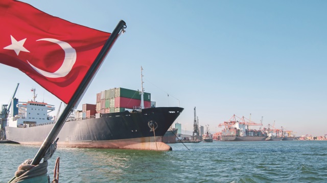 Türkiye’nin sınırına dayanan ticaret savaşında; gün boyunca yapılan açıklamaların etkisiyle hem kurlarda hem de borsada sert iniş çıkışlar oldu.