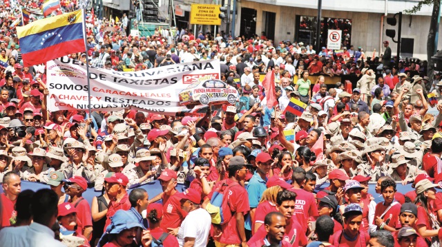 ​Venezuela'da suikast girişimine uğrayan Devlet Başkanı Nicolas Maduro destekçileri sokaklara döküldü. 