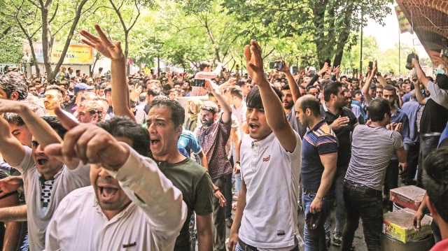 İran’ın çeşitli kentlerinde düzenlenen protesto gösterilerine ABD Başkanı Donald Trump ve İsrail Başbakanı Benjamin Netanyahu destek açıklamaları yapmıştı.