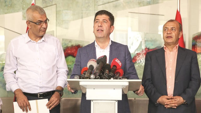 CHP Bilecik Milletvekili Yaşar Tüzün (ortada)