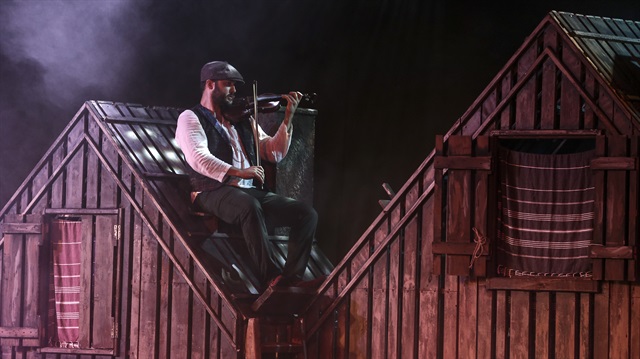 İstikbal Harbiye Açıkhava Konserleri kapsamında dün akşam Cemil Topuzlu Açıkhava Tiyatrosu Broadway'in "Damdaki Kemancı" sahnelendi.
