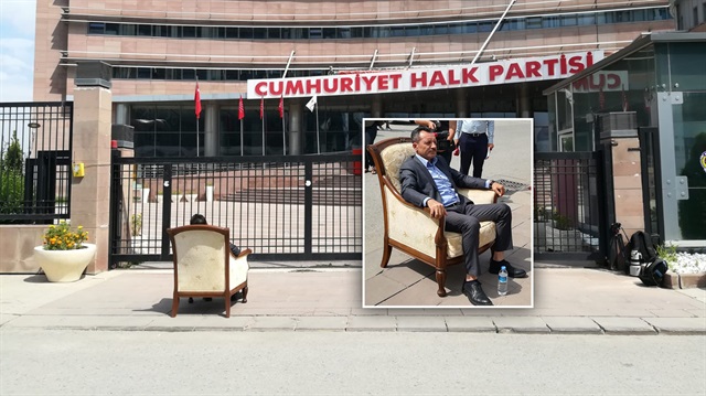 Bir vatandaş, evinden getirdiği koltukla CHP Genel Merkezi önünde oturma eylemi düzenledi.