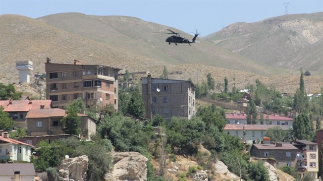 Yaralı askerlerimiz helikopterle hastaneye götürüldü. 