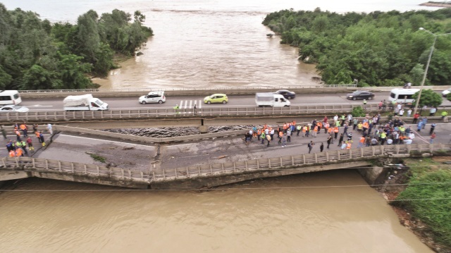 Azgın sel suları 8 köprüyü yıkarken, Karadeniz Sahil Yolu ulaşıma kapandı. 