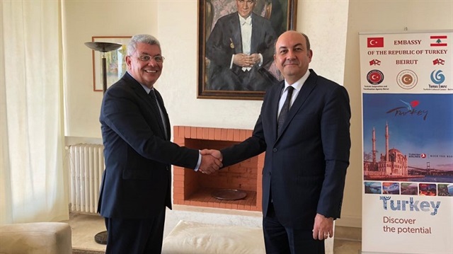السفير التركي في بيروت رفقة أحد المسؤولين اللبنانيين