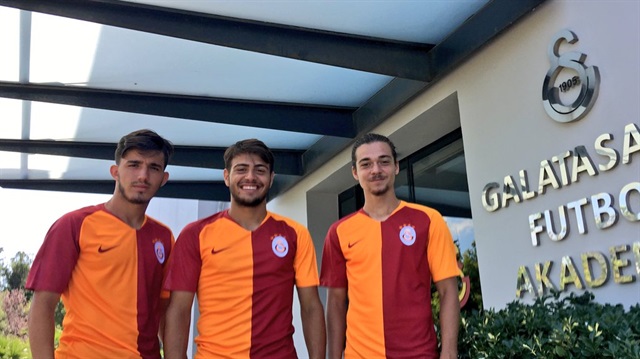 3 genç futbolcu, Galatasaray'la profesyonel sözleşme imzaladı.