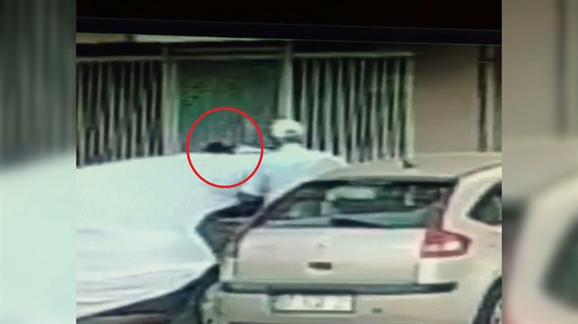 Antalya'da arabanın üzerine çıkan kediyi yumruklayan cani hakkında cezai işlem uygulanacak.