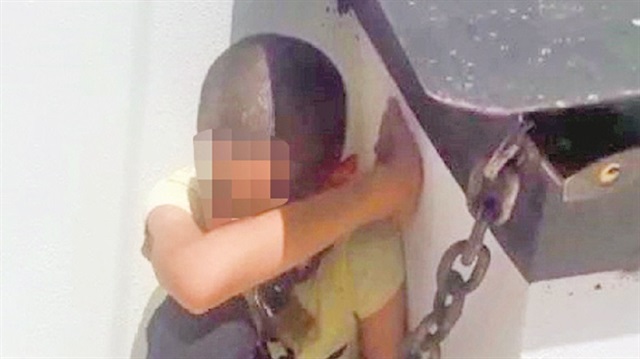 Bir metre uzunluğundaki zincirle baca demirine bağlanan çocuğu polisler kurtardı.
