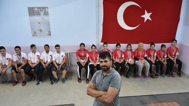 Halter antrenörü Sıtkı Doğan, Gaziantep'te 8 Şubat Ortaokulunun malzeme deposunu spor salonuna çevirerek, şampiyon sporcular yetiştiriyor.