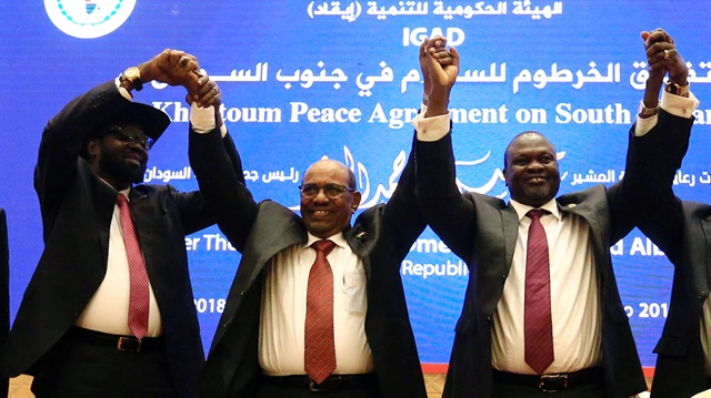 File photo: South Sudan President Salva Kiir (L), Sudan's President Omar Al-Bashir (C) and South Sudan rebel leader Riek Machar hold hands after signing a peace agreement aimed to end a war in which tens of thousands of people have been killed, in Khartoum, Sudan 