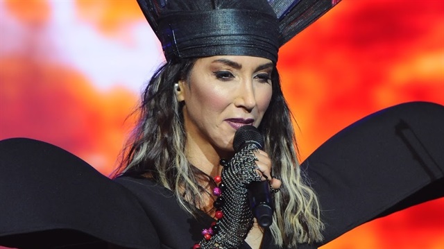Hande Yener dünyaya açılıyor