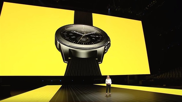 Samsung Pazarlama Direktörü Alena Vives, Galaxy Watch'u tanıtıyor.