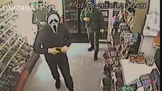 Yüzleri maskeli silahlı 4 kişi, girdikleri marketten 3 bin lira değerinde sigara ve 2 bin 500 lira nakit para gasbetti.