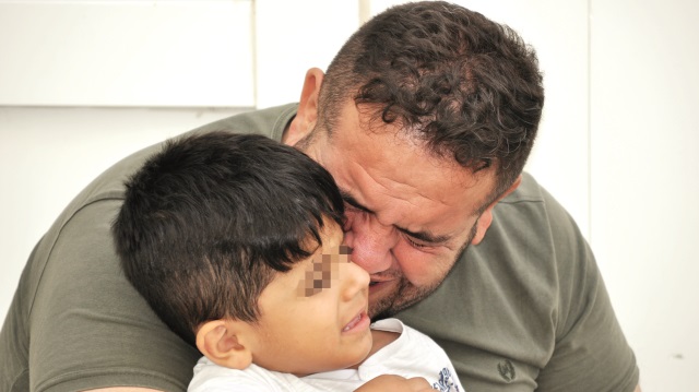 Oner Rahad, kendisine uzanan kızını kurtaramadığını anlatırken gözyaşlarını tutamadı.