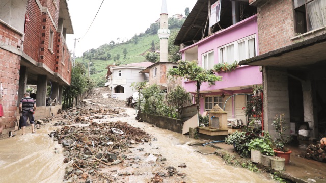 Ardeşen-Çamlıhemşin yolu Akkaya Köyü mevkisindeki heyelan sonucu bazı evlerin zemin ve bodrum katları sular altında kaldı.