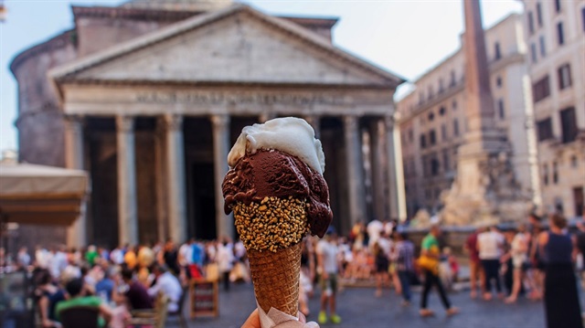 İtalya'nın meşhur dondurmacıları arasında ödüllü dondurmacılar da var, önünde uzun kuyruk oluşanlar da...