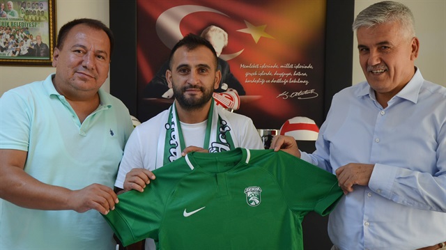 Erman Kılıç, Serik Belediyespor formasıyla poz verdi.