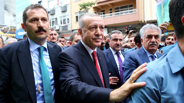 Başkan Erdoğan, kent merkezindeki Osman Karavin Caddesi'nde esnaf ziyaretinde bulundu.