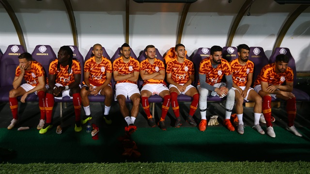 Galatasaray'da önemli isimler maça yedek kulübesinde başladı.