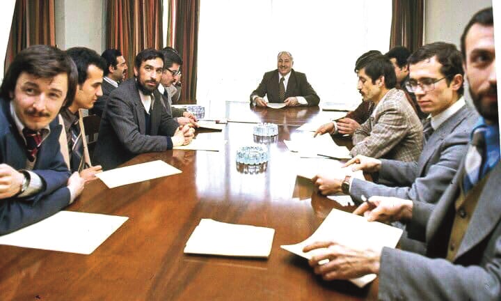 Yeni Devir gazetesinde 1977’de Erbakan ile toplantı. (sağdan sola Abdülkadir Özkan, Ahmet Kot, Mehmet Durlu-Soldan sağa Ali Osman Gencoğlu, Mustafa Akay, M. Akif İnan, İsmet Özel, Rasim Özdenören