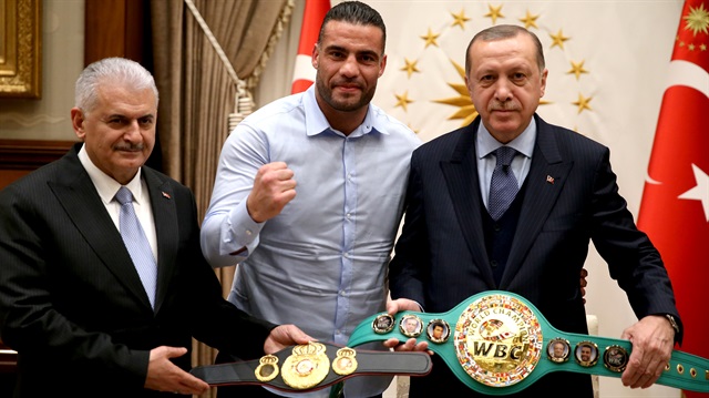 President Recep Tayyip Erdoğan and then Turkish PM Binali Yıldırım pose with world boxing champion Mahmut Omer Manuel Charr 