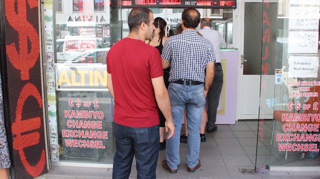 Cumhurbaşkanı Recep Tayyip Erdoğan’ın döviz bozdurma çağrısına uyan vatandaşlar, İzmir’deki döviz bürolarının önlerinde uzun kuyruklar oluşturdu.