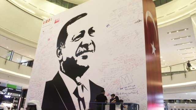 Katar’a karşı uygulanan abluka krizinde Türkiye’nin desteği sonrası Doha’da “Katar Mall” isimli alışveriş merkezindeki Erdoğan posterine Katarlılar “minnet ve şükranlarını” ifade eden yazılar yazarak, imzalarını atmıştı.
