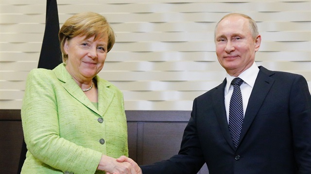 لقاء سابق بين الرئيس الروسي بوتين و  المستشارة الألمانية ميركل