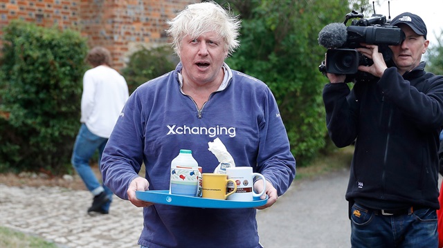 İngiltere'nin eski Dışişleri Bakanı Boris Johnson, evinin önünde bekleyen gazetecilere çay ikram etti. 