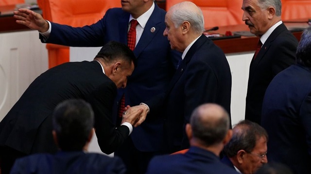 Hayati Arkaz, Meclisin açıldığı gün MHP lideri Bahçeli'nin elini öptüğü için partisince dışlanmıştı. 