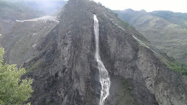 Dağın gövdesinden yaklaşık 150 metreden dökülen su, yapay şelale oluşturdu.