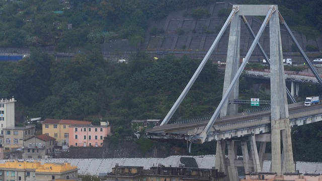 İtalya'nın Genoa kentinde üzerinde otoyol bulunan bir köprü çöktü.