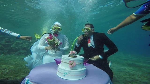 حفلة زفاف تحت الماء