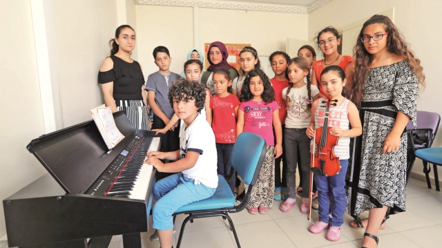 20 kişilik 2 sınıftan oluşan kursta çocuklara keman, org, piyano dersleri veriliyor.