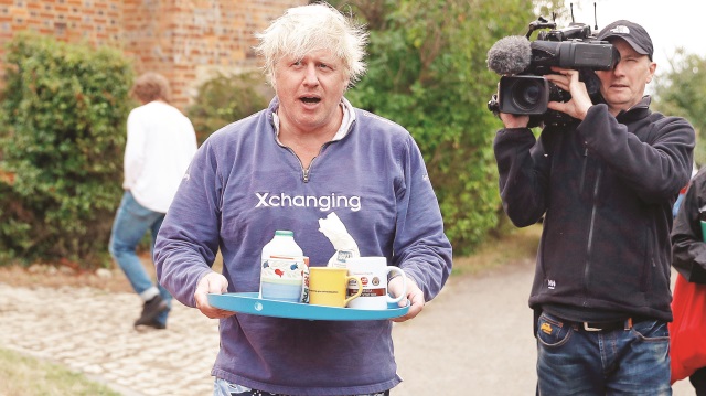 Boris evinin önünde bekleyen gazetecilere çay servisi yapmakla yetindi.