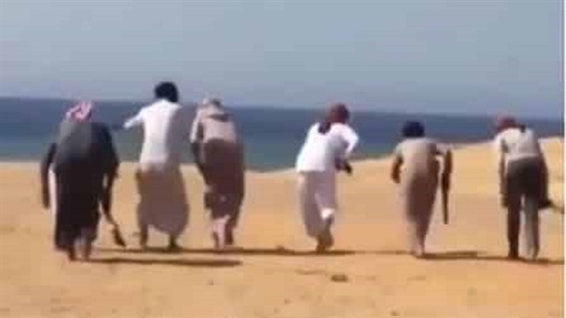 شاهد: شباب يصطادون طيور بحرية على أحد الشواطئ بطريقة وحشية
